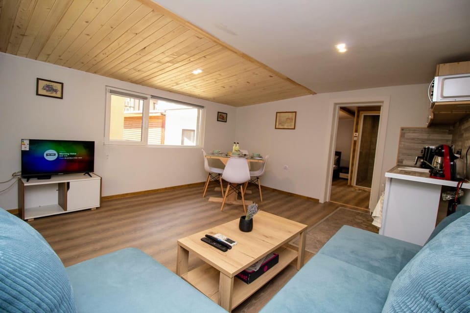 Communal lounge/ TV room, TV and multimedia, Living room, Seating area, Dining area