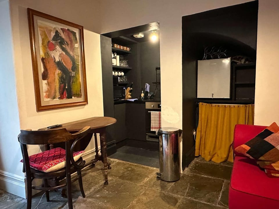 One Bedroom Basement Flat in Canynge Square Apartment in Bristol