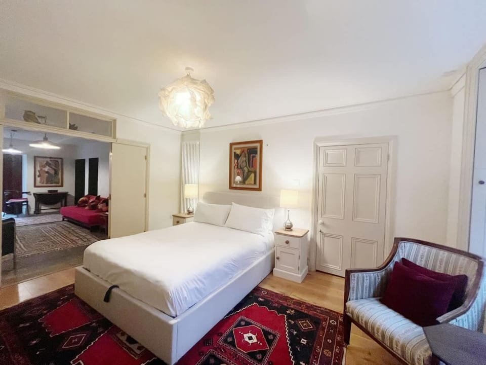 One Bedroom Basement Flat in Canynge Square Apartment in Bristol