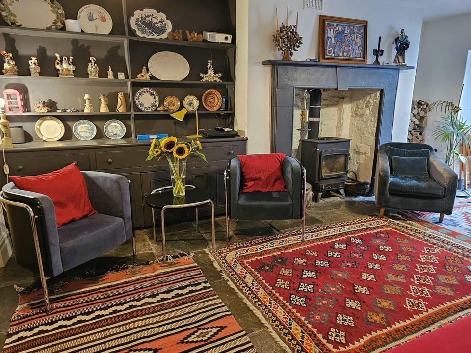 One Bedroom Basement Flat in Canynge Square Apartment in Bristol