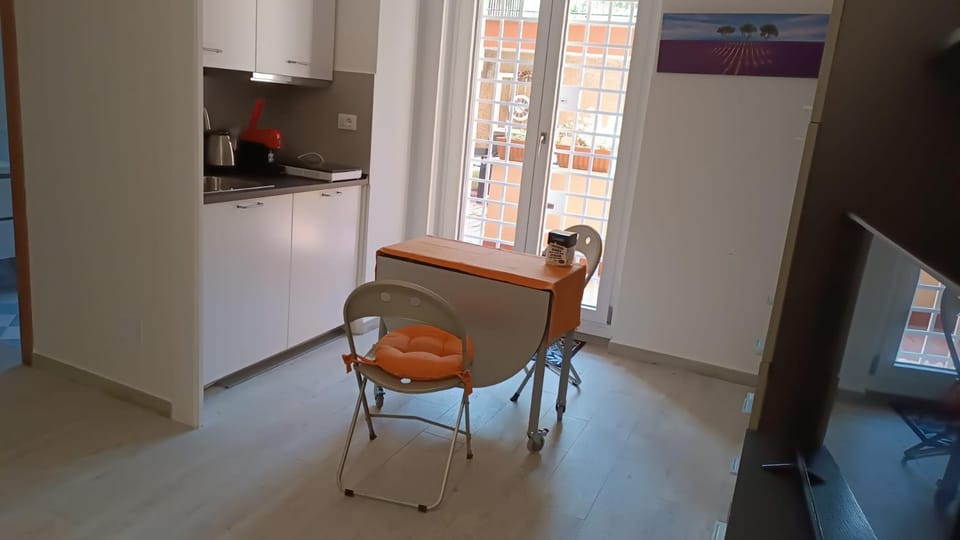 Vatican tiny house by Gialel Apartment in Rome