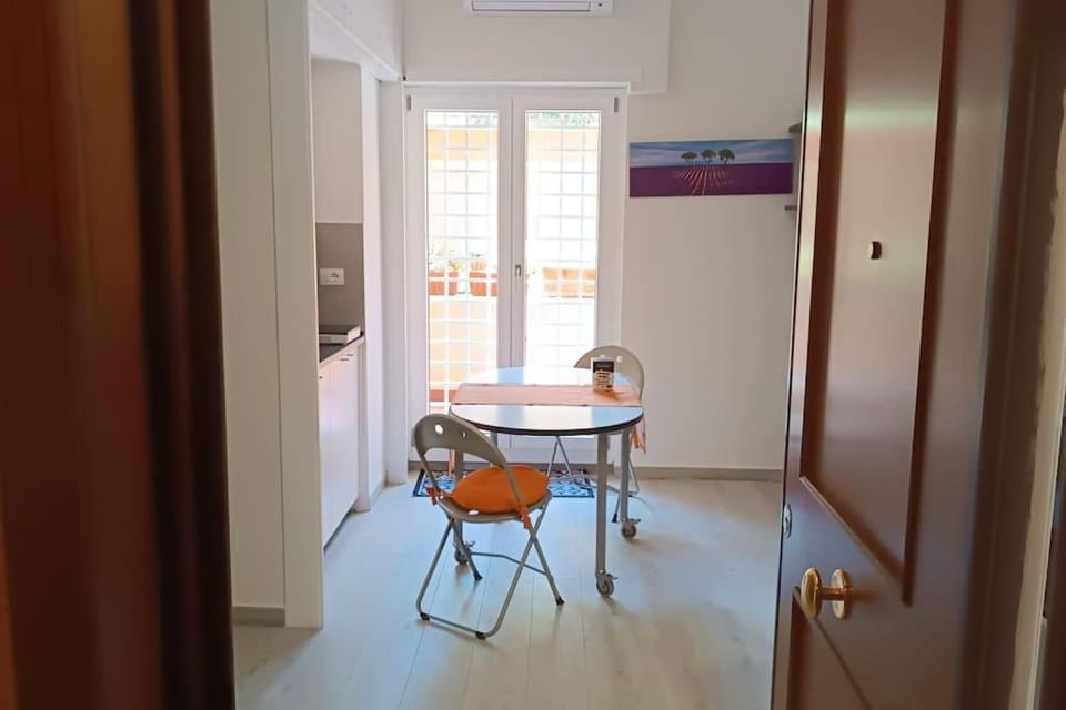 Vatican tiny house by Gialel Apartment in Rome