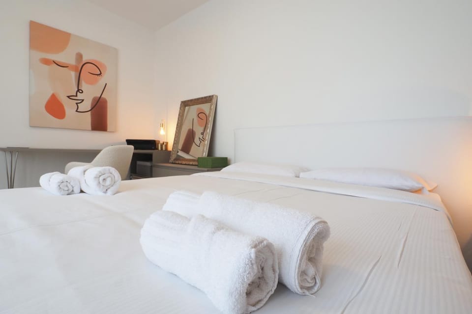 Bed, Photo of the whole room, Bedroom, towels
