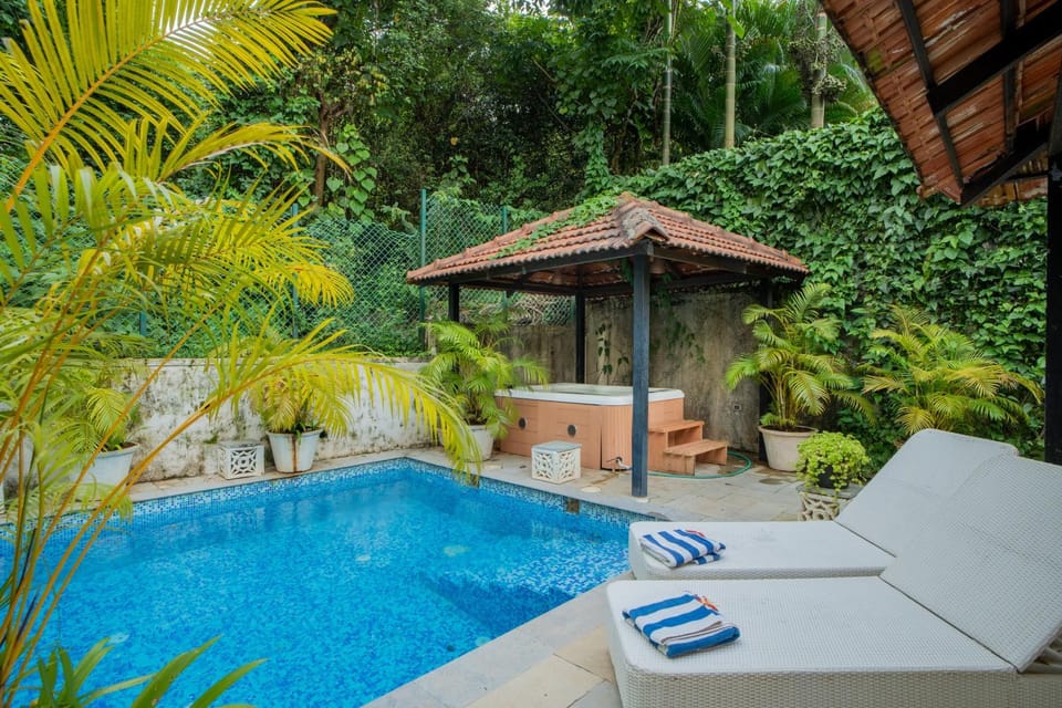 Patio, Spring, Day, Natural landscape, Garden, Garden view, Pool view, Swimming pool, sunbed