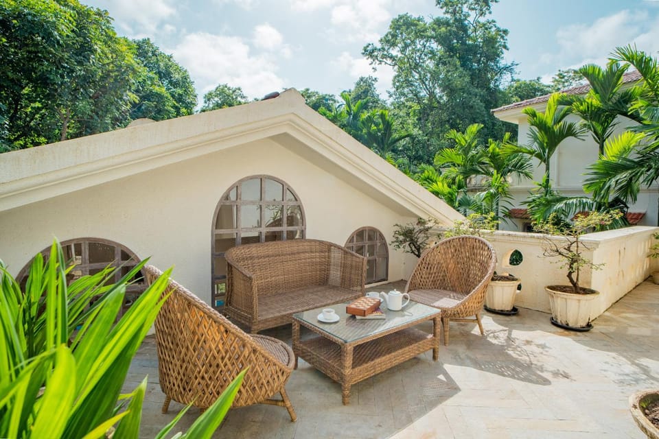 Patio, Day, Garden, Living room, Seating area, Garden view, sunbed