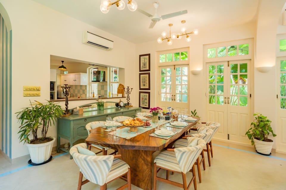 Kitchen or kitchenette, Living room, Food and drinks, Seating area, Dining area, Food