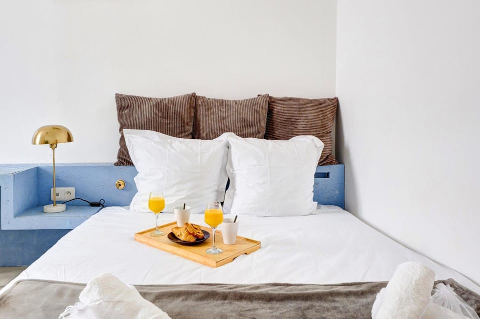 Bed, Living room, Food and drinks