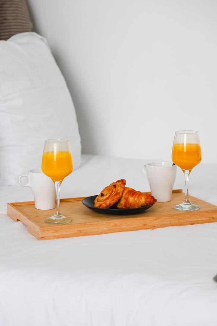 Bed, Food and drinks, Breakfast