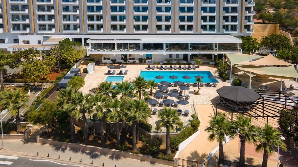 Swimming pool, sunbed