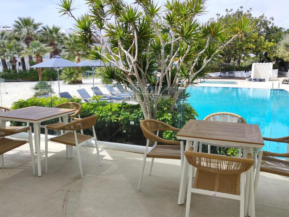 Day, Swimming pool