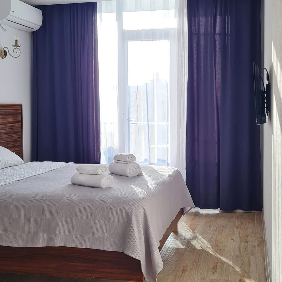 Bed, towels