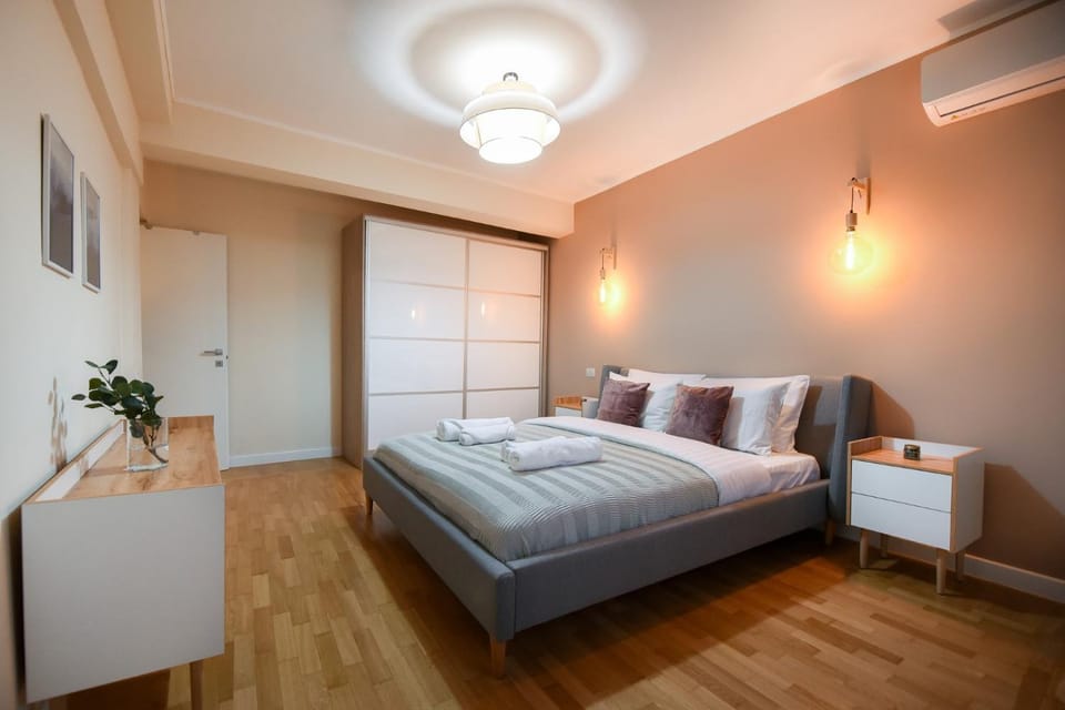 Bed, TV and multimedia, Photo of the whole room, Seating area, Bedroom, towels, wardrobe, air conditioner