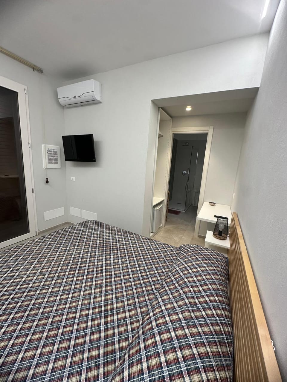 Bed, TV and multimedia, Photo of the whole room, Bedroom, air conditioner