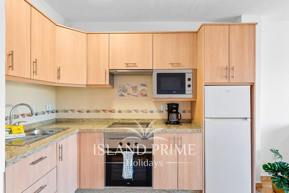 Coffee/tea facilities, Kitchen or kitchenette, microwave, oven, stove
