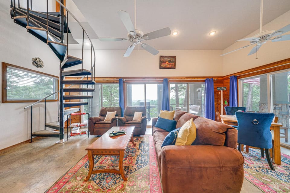 Broken Bow Escape w/ Mountain Views & Pool Access! House in Oklahoma