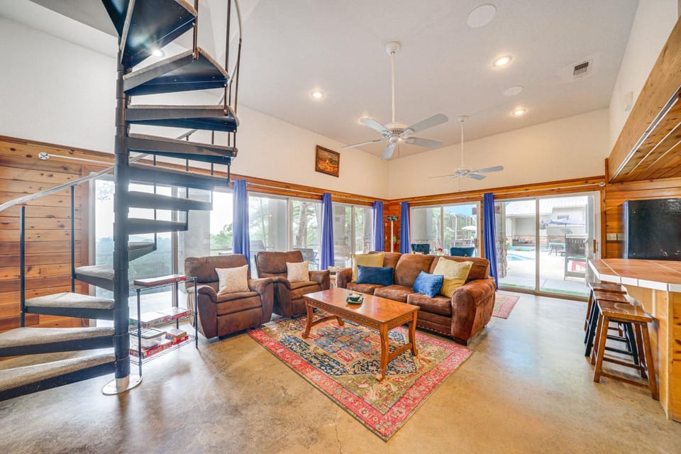 Broken Bow Escape w/ Mountain Views & Pool Access! House in Oklahoma
