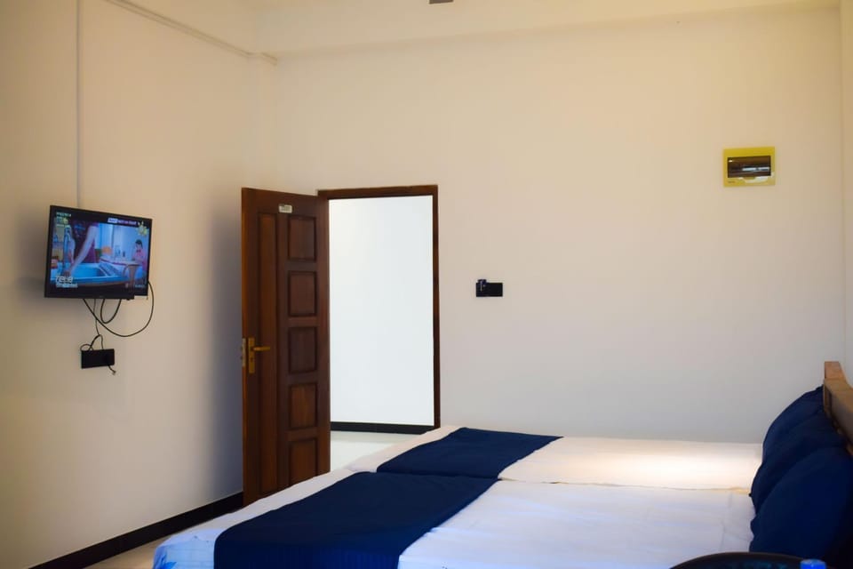 Bed, TV and multimedia, Photo of the whole room