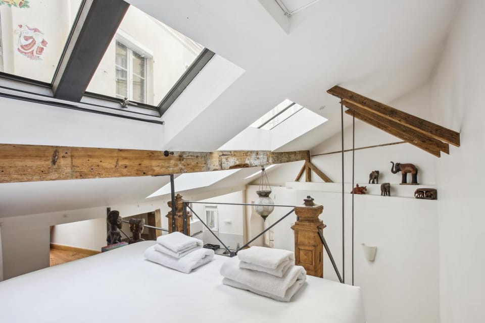 Bed, towels