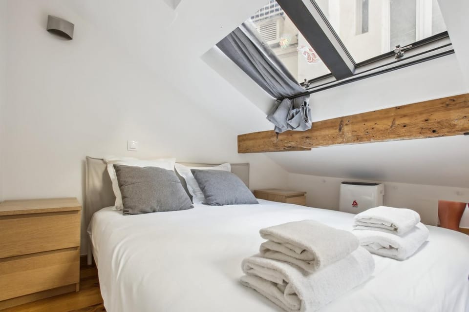 Bed, Bedroom, towels