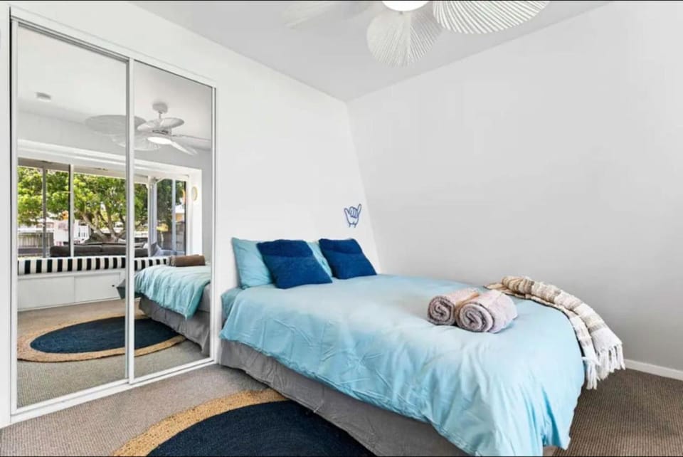 Pet friendly100m to Beach and Cafe by Custom Bnb Hosting House in Hervey Bay