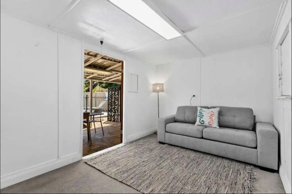 Pet friendly100m to Beach and Cafe by Custom Bnb Hosting House in Hervey Bay