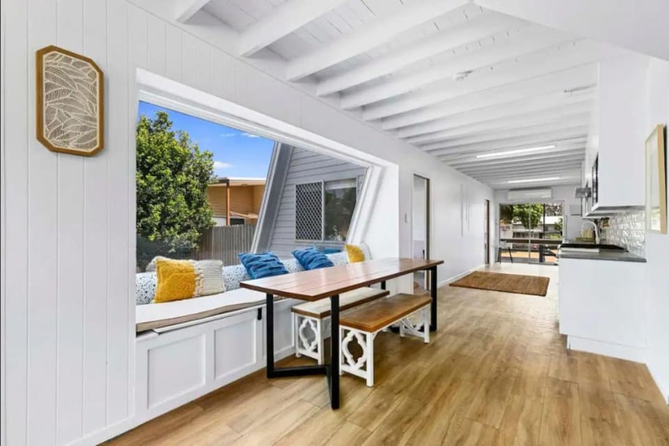 Pet friendly100m to Beach and Cafe by Custom Bnb Hosting House in Hervey Bay
