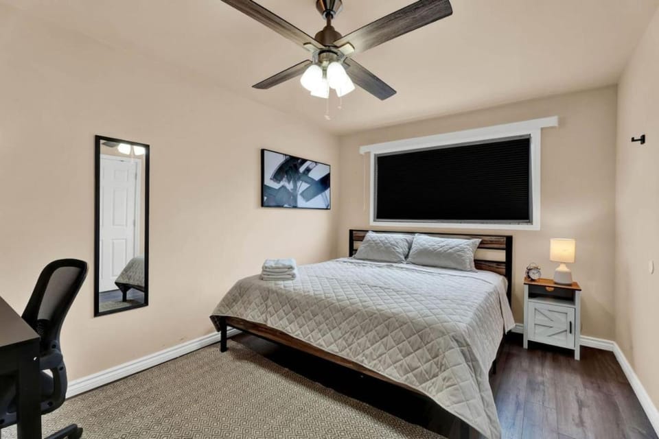 Communal lounge/ TV room, Bed, TV and multimedia, Photo of the whole room, Evening entertainment, Bedroom, fireplace