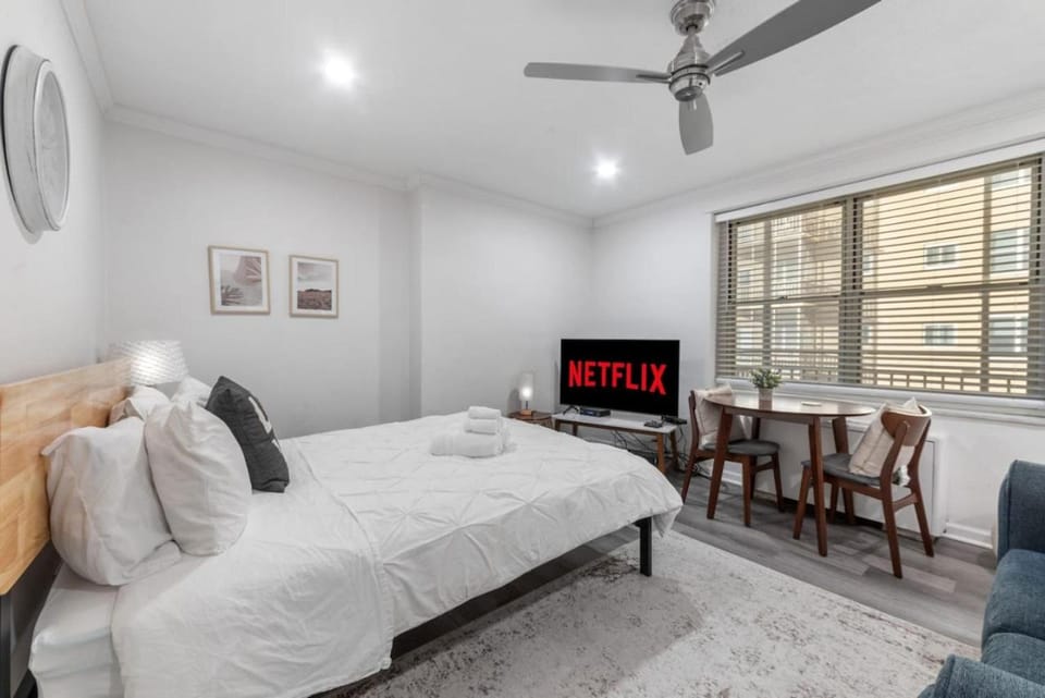Bed, TV and multimedia, Living room, Photo of the whole room, Seating area, Dining area, Evening entertainment, Bedroom