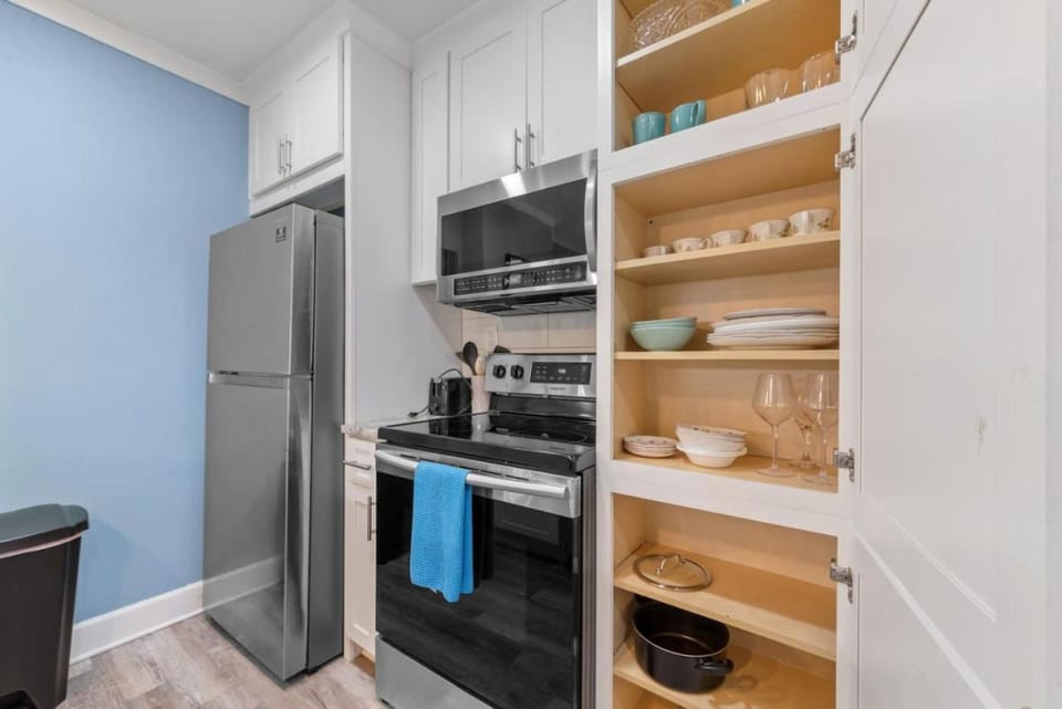 Kitchen or kitchenette, dishwasher, oven, stove