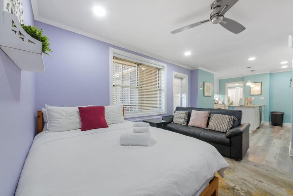 Bed, Living room, Photo of the whole room, Seating area, Bedroom, towels