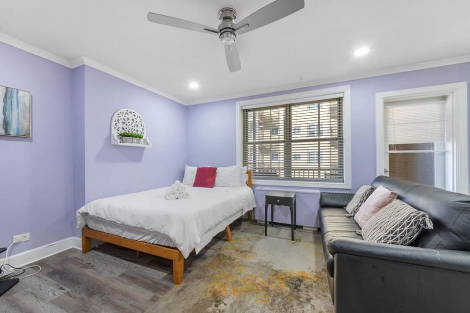 Bed, Living room, Photo of the whole room, Seating area, Bedroom, air conditioner