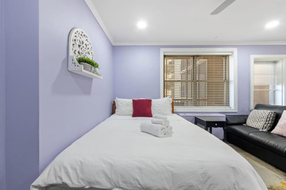 Bed, TV and multimedia, Living room, Photo of the whole room, Seating area, Bedroom, air conditioner