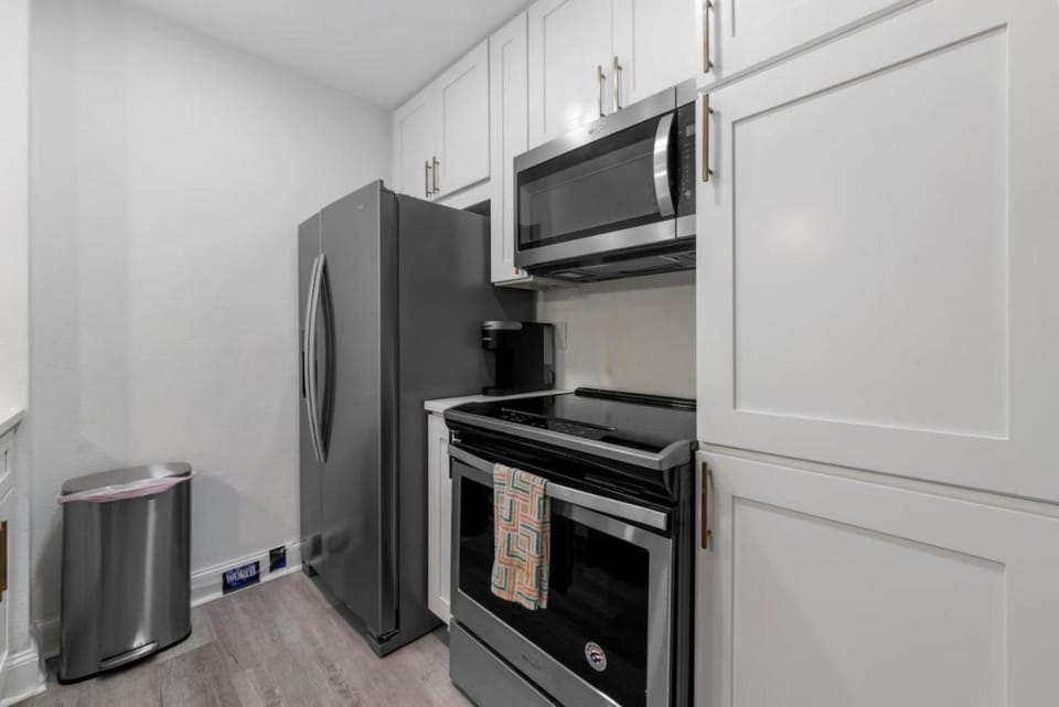 Kitchen or kitchenette, dishwasher, minibar, oven, stove