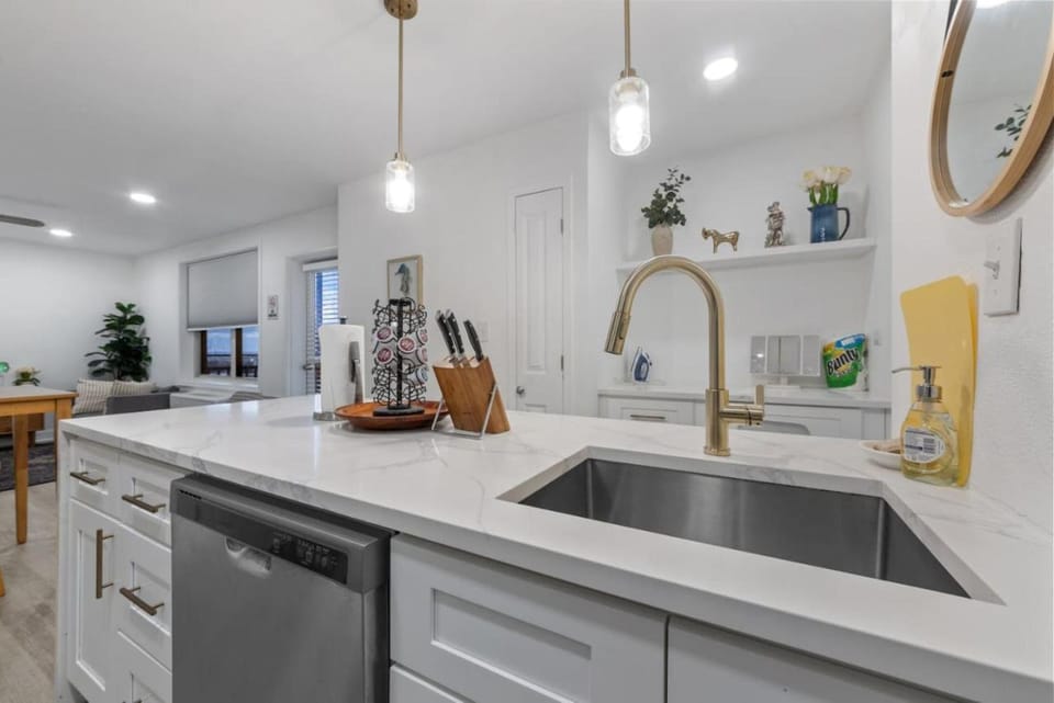 Kitchen or kitchenette, dishwasher, minibar, oven, stove
