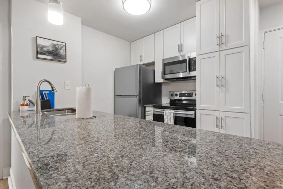 Kitchen or kitchenette, dishwasher, minibar, oven, stove, toaster