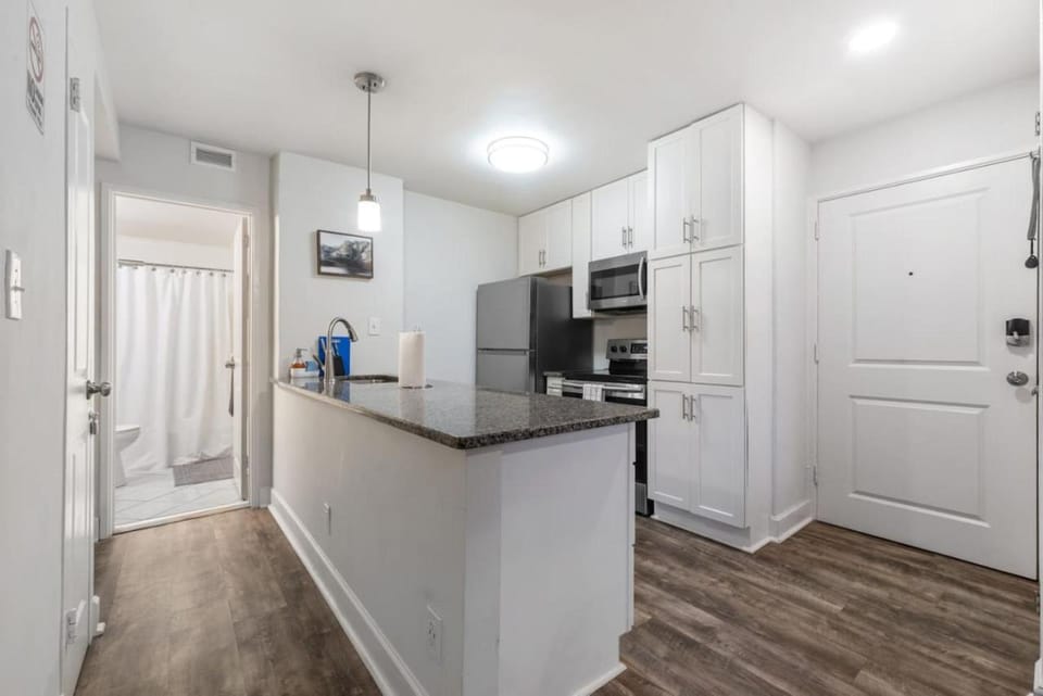 Kitchen or kitchenette, dishwasher, minibar, oven, stove