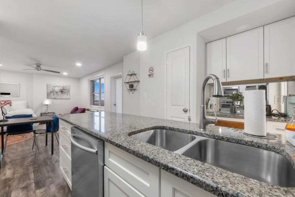 Kitchen or kitchenette, Dining area, dishwasher, minibar, oven, stove