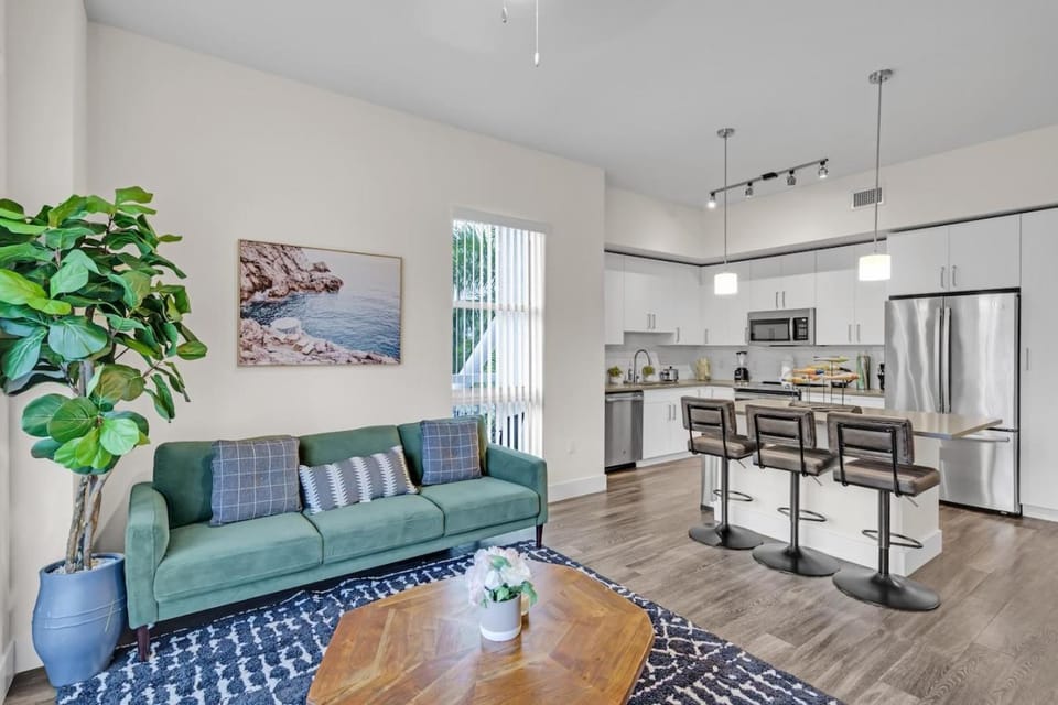 Bright and Airy 2 Bed on Biscayne Blvd with Free Park Apartment in Miami