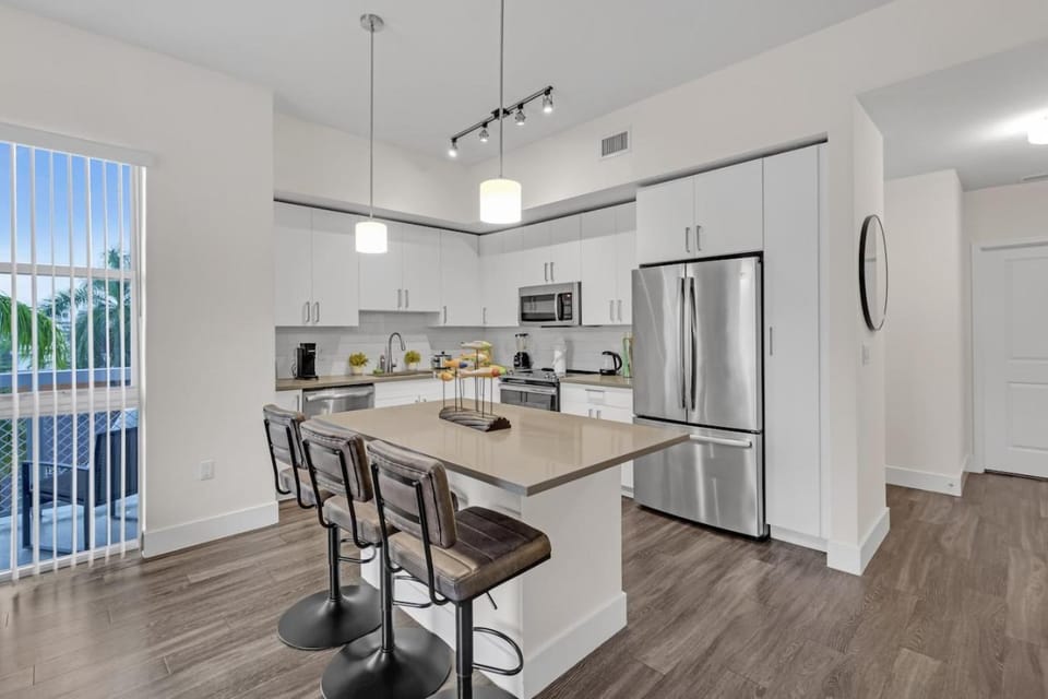 Bright and Airy 2 Bed on Biscayne Blvd with Free Park Apartment in Miami
