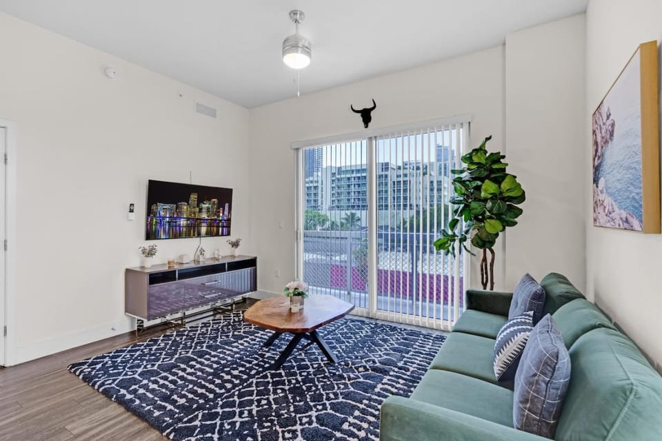 Bright and Airy 2 Bed on Biscayne Blvd with Free Park Apartment in Miami
