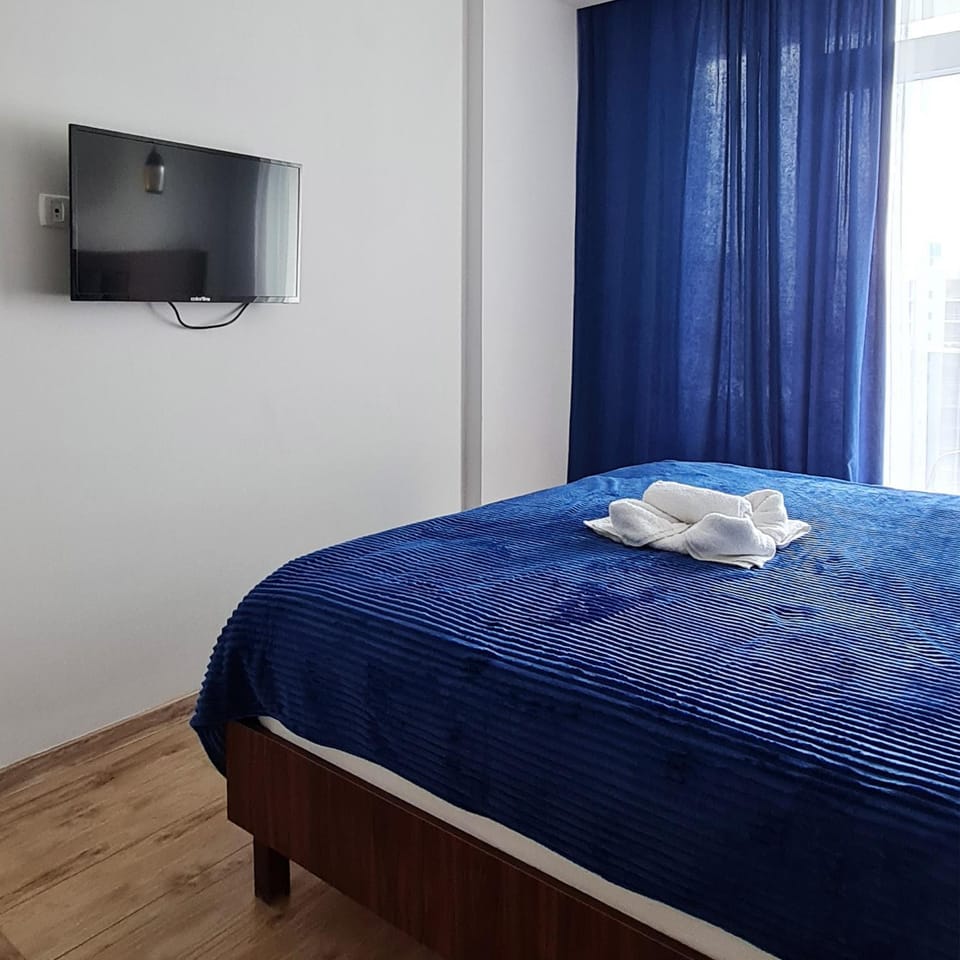 Bed, TV and multimedia, Photo of the whole room, Bedroom, towels