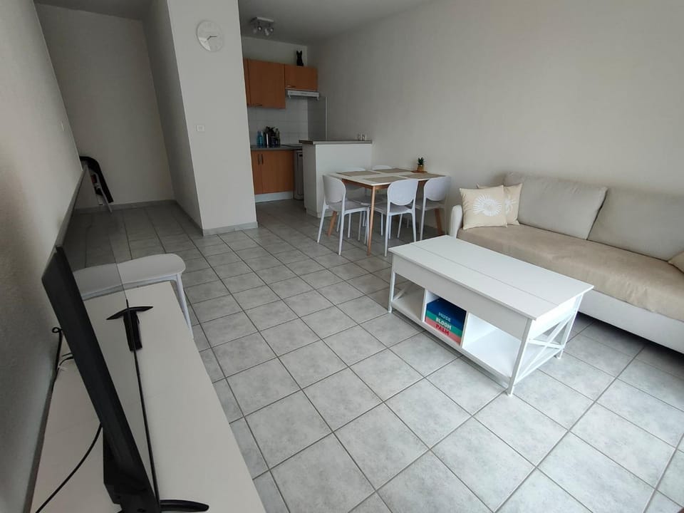 TV and multimedia, Kitchen or kitchenette, Dining area, oven, stove