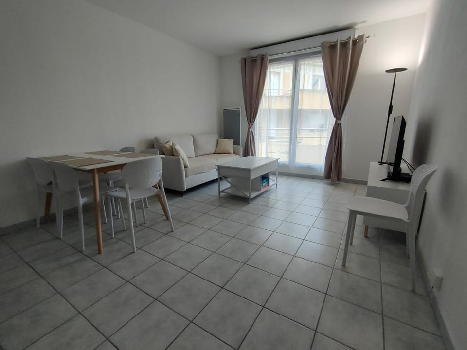 TV and multimedia, Seating area, Dining area