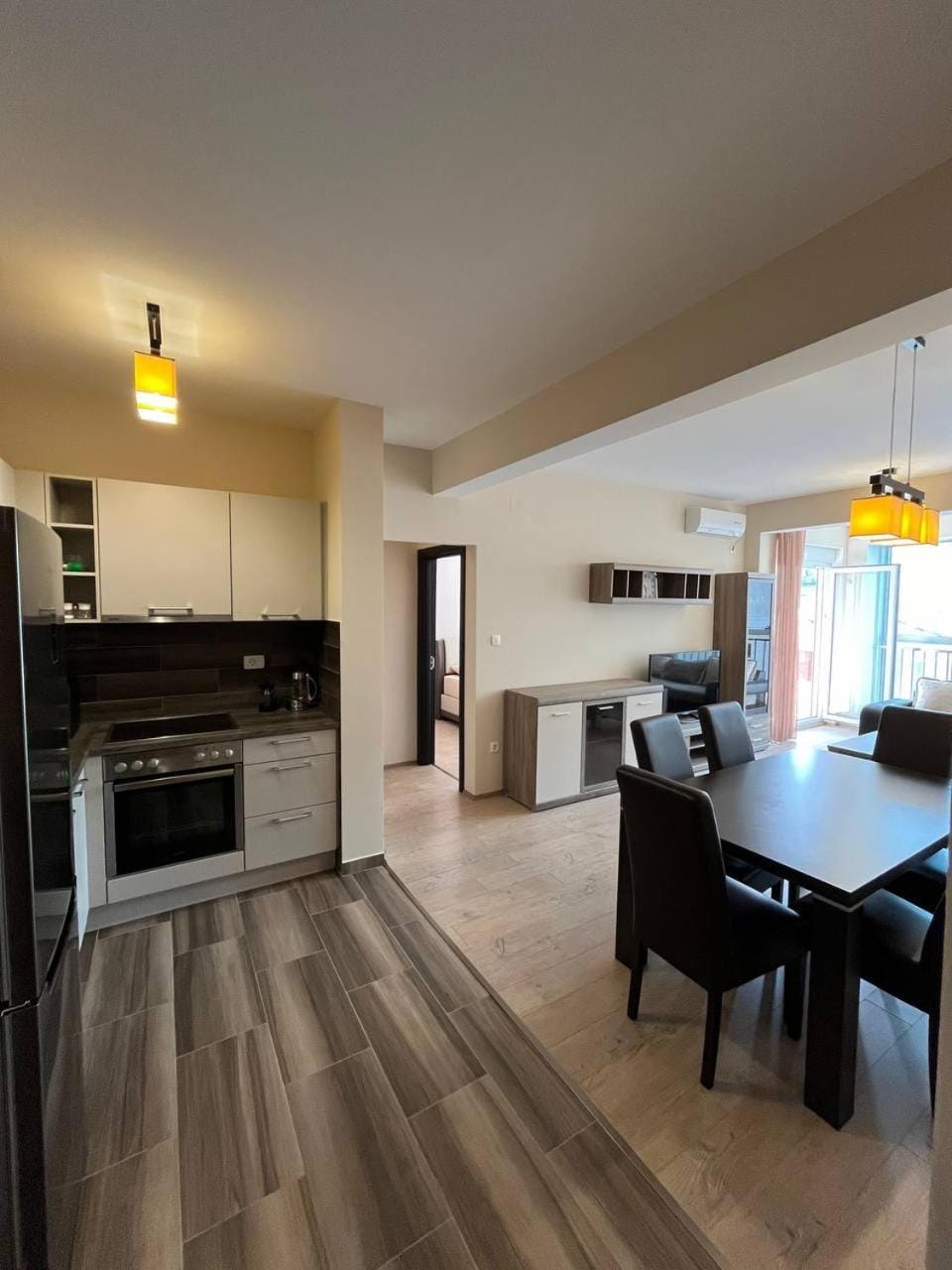 Kitchen or kitchenette, Dining area, oven, stove