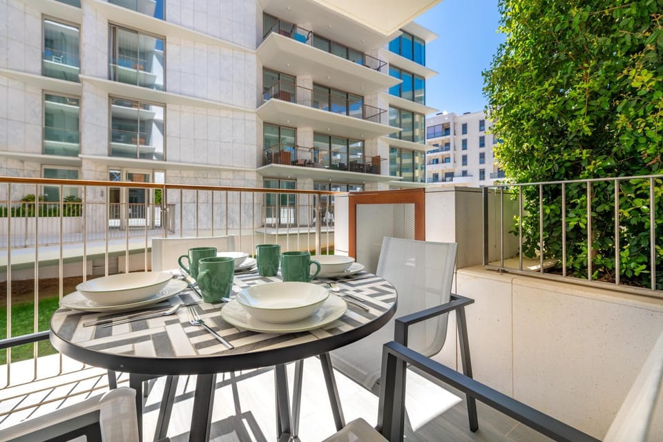 Property building, Day, Balcony/Terrace, Seating area, Dining area