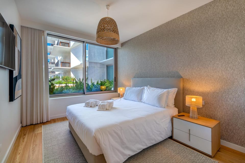 Bed, TV and multimedia, Photo of the whole room, Bedroom, towels