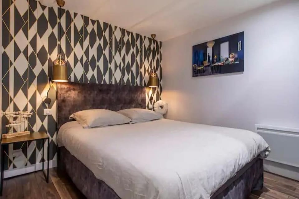 Bed, TV and multimedia, Photo of the whole room, Bedroom