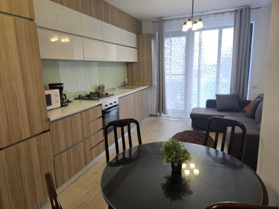 Coffee/tea facilities, Kitchen or kitchenette, Dining area, oven