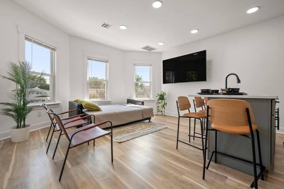 NYC Access 4BR Duplex Sleeps 10, Free Parking Apartment in Paterson