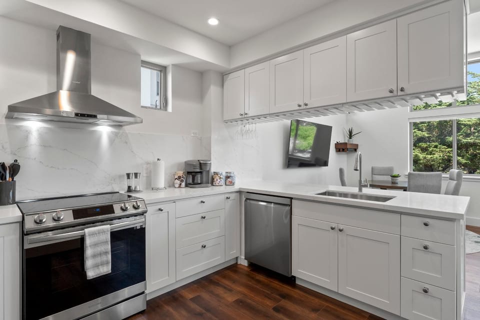 Coffee/tea facilities, Kitchen or kitchenette, dishwasher, oven, stove